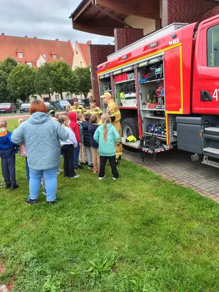 Strażacy z Lęborka uczą dzieci pierwszej pomocy w SP nr 7