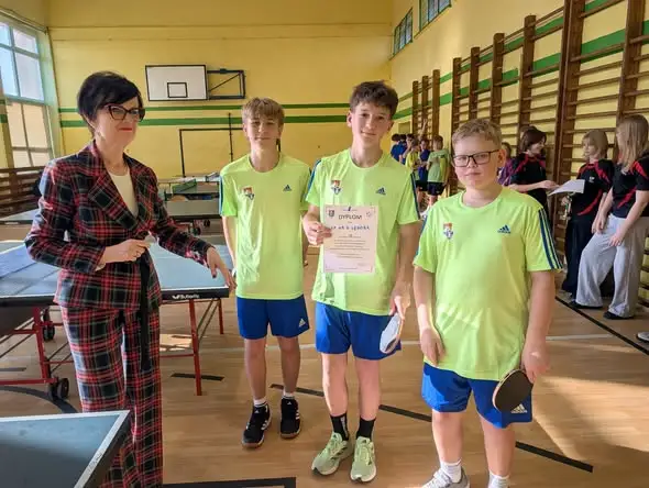 Srebrny medal dla tenisistów SP 8 Lębork w Powiatowych Igrzyskach Młodzieży Szkolnej