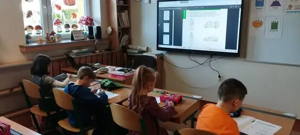 Pierwszaki uczą się bezpieczeństwa z „Poradnikiem bezpieczeństwa”