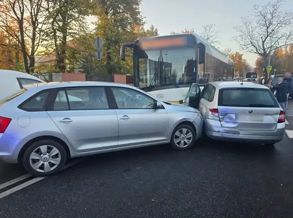 Dwie kolizje w Lęborku: hulajnoga elektryczna i autobus miejski w akcji