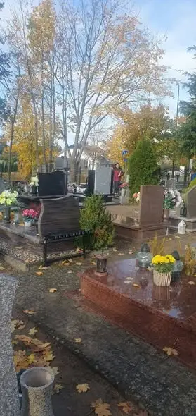 Klasa 5b porządkuje groby przed Wszystkimi Świętymi