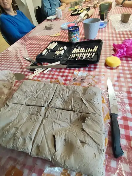Warsztaty z gliny w GCK Cewice – twórcza sobota w ramach „neWinnych spotkań”
