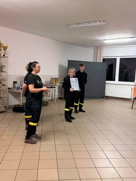 Młodzieżowa Drużyna Pożarnicza z Cewic podsumowała wakacyjny konkurs i szkoliła nowych członków