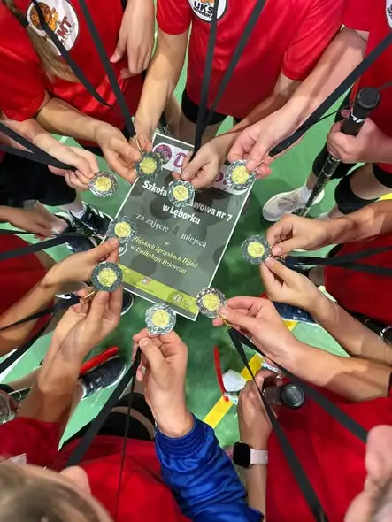 Srebrny medal dla dziewcząt z SP7 Lębork w unihokeju